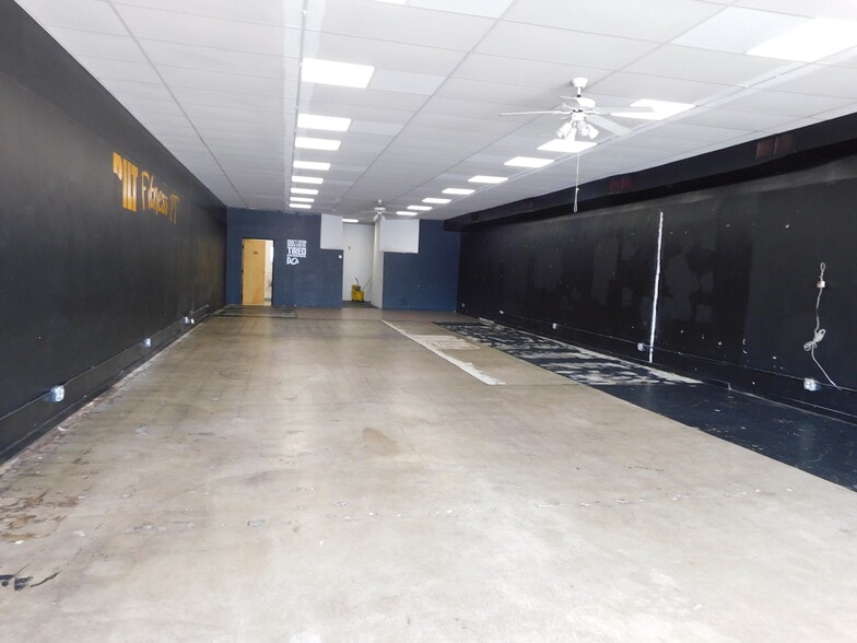 More Photos Of 318-330 Republic Ave, Joliet Storefront For Lease