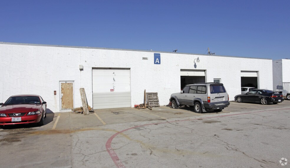More Photos Of 3619 Graves Blvd, Arlington Flex For Lease