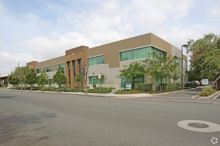 More Photos Of 601 N Parkcenter Dr, Santa Ana Office For Lease