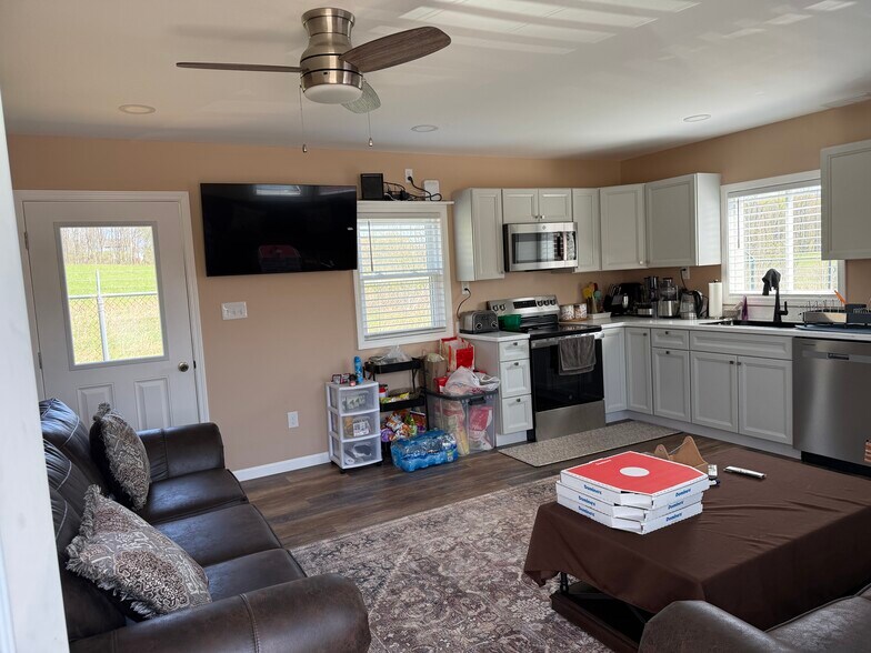 More Photos Of 4881 Pittsburgh Rd, Harrisville Light Distribution For Sale