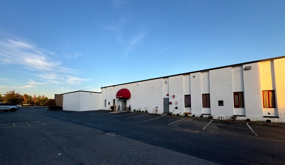 More Photos Of 219 S Service Rd, Plainview Warehouse For Lease
