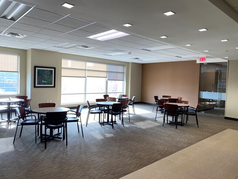 More Photos Of 202 S Cheyenne Ave, Tulsa Office For Lease