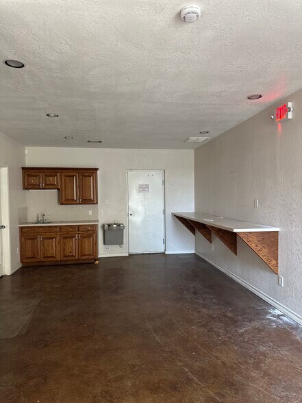 More Photos Of 5929 50th St, Lubbock Industrial For Sale