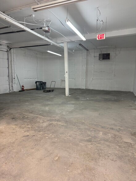 Primary Photo Of 8 Van Tassell Ct, Norwalk Flex For Lease