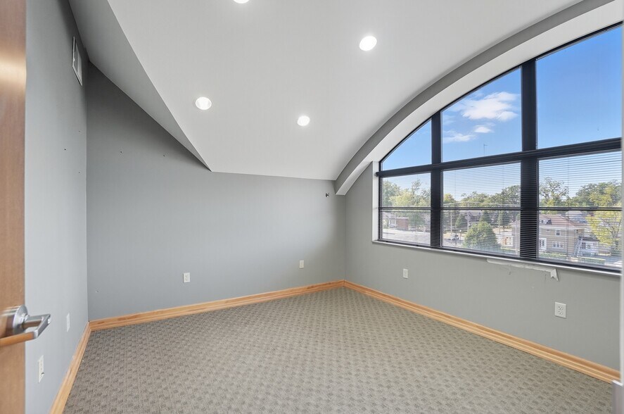 More Photos Of 916-920 W Market St, Lima Medical For Sale