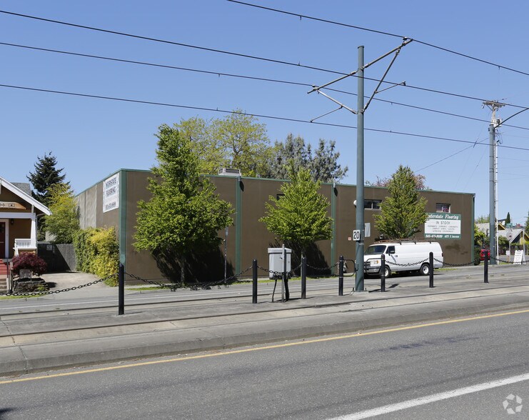 More Photos Of 4075 N Interstate Ave, Portland Showroom For Lease