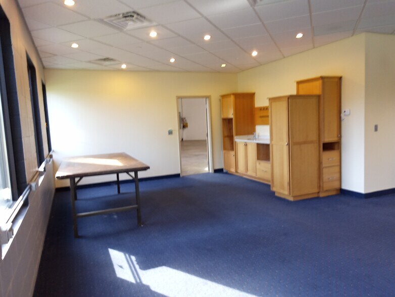 More Photos Of 12510 Fletcher Ln, Rogers Light Manufacturing For Lease