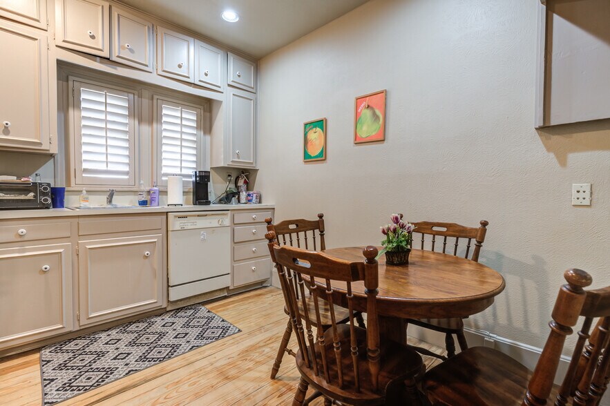 More Photos Of 2124 Broadway St, Lubbock Office For Sale