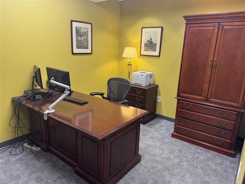 More Photos Of 117 Perspective Dr, Granger Office For Lease