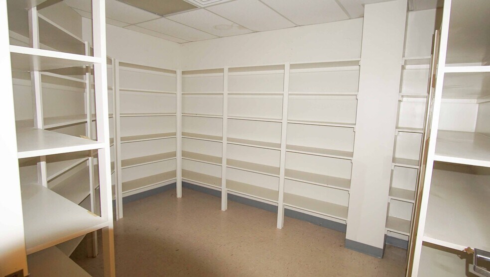 More Photos Of 1800 S Washington St, Beeville Office For Sale