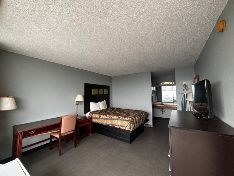 More Photos Of 1950 S Wabash St, Wabash Hotel For Sale