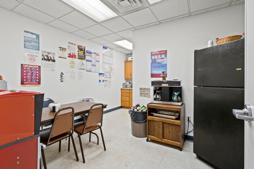 More Photos Of 821 Lime Kiln Rd, Green Bay Flex For Lease