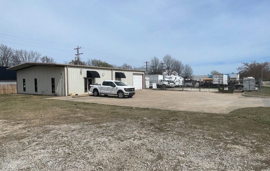 More Photos Of 149 S 40th St, Springdale Showroom For Lease