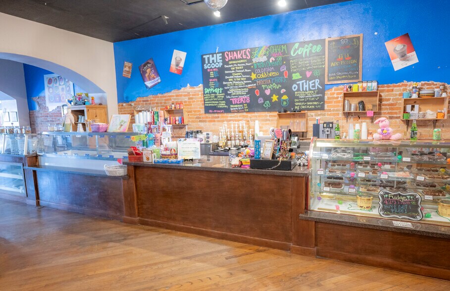 More Photos Of 104 E Alamo St, Brenham Storefront Retail Residential For Sale