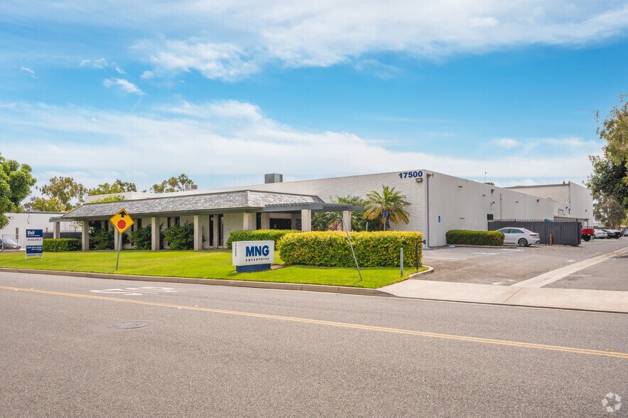 More Photos Of 17500 Gillette Ave, Irvine Manufacturing For Lease