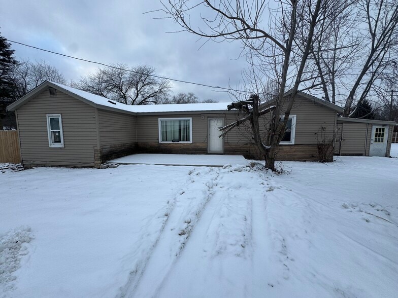 More Photos Of 19162 Huron River Dr, New Boston Specialty For Sale