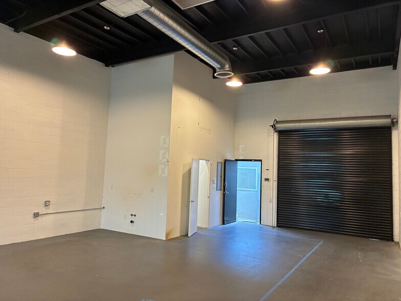 More Photos Of 3307 W Burbank Blvd, Burbank Loft Creative Space For Lease