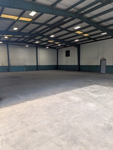 More Photos Of 14100 Honeywell Rd, Clearwater Warehouse For Lease