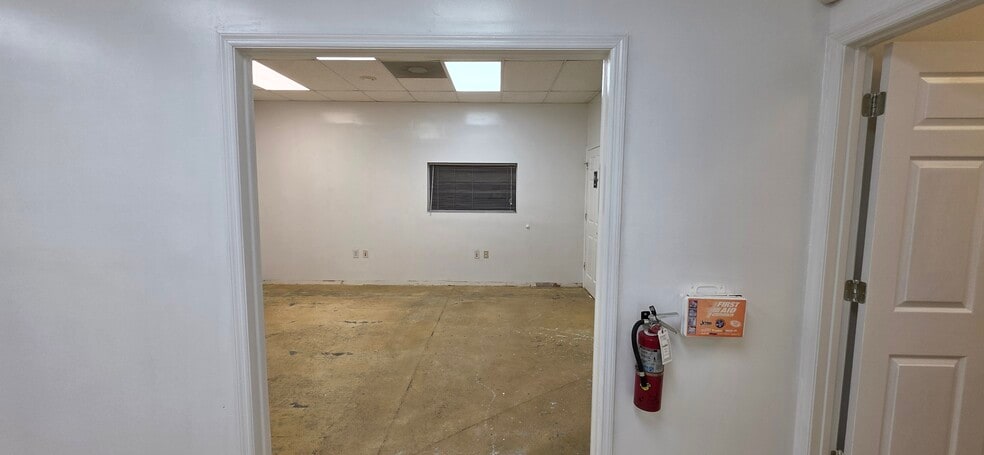 More Photos Of 7810 Kingspointe Pky, Orlando Warehouse For Lease