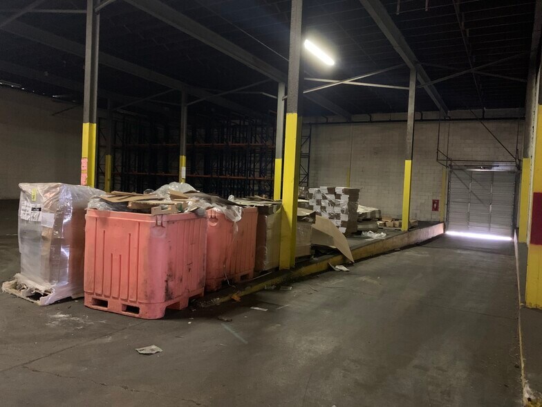 More Photos Of 1 Glass St, Bridgeton Warehouse For Lease