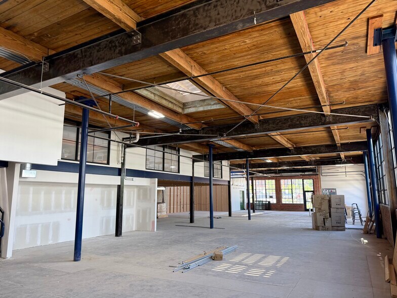 More Photos Of 515 28th St, Des Moines Storefront For Lease