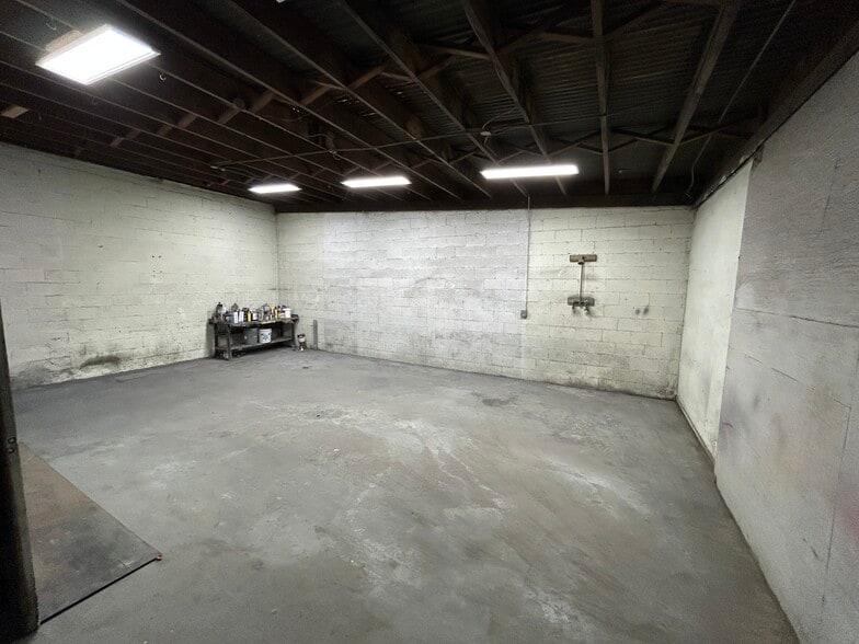 More Photos Of 227 Commission St, Salinas Showroom For Sale