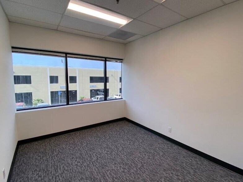 More Photos Of 21-29 W Easy St, Simi Valley Unknown For Lease