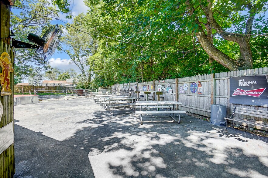 More Photos Of 3475 Mechanicsburg Rd, Springfield Bar For Sale