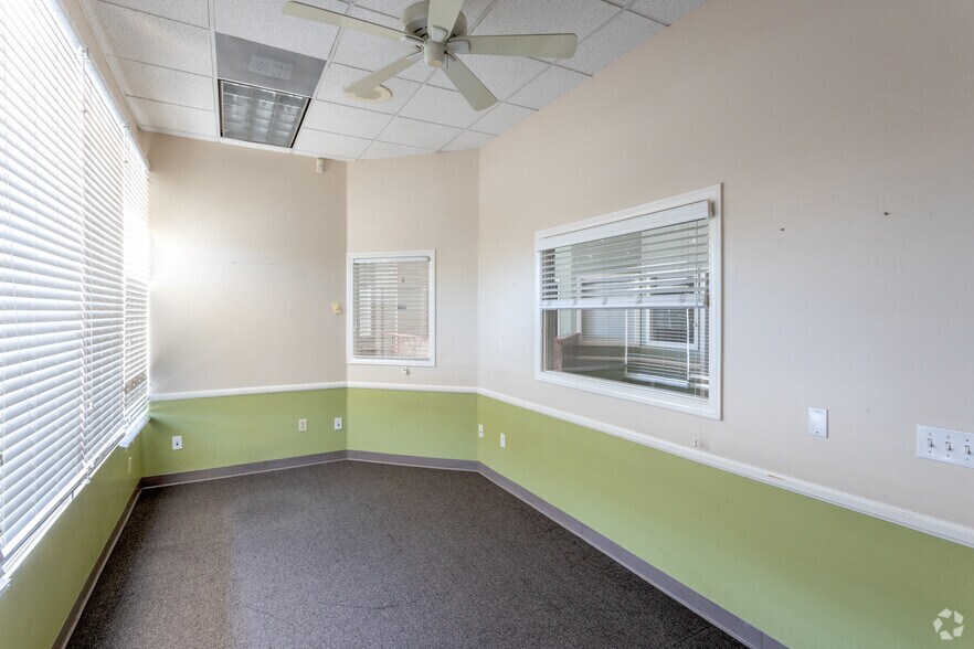 More Photos Of 940 E Valley Pky, Escondido Unknown For Lease