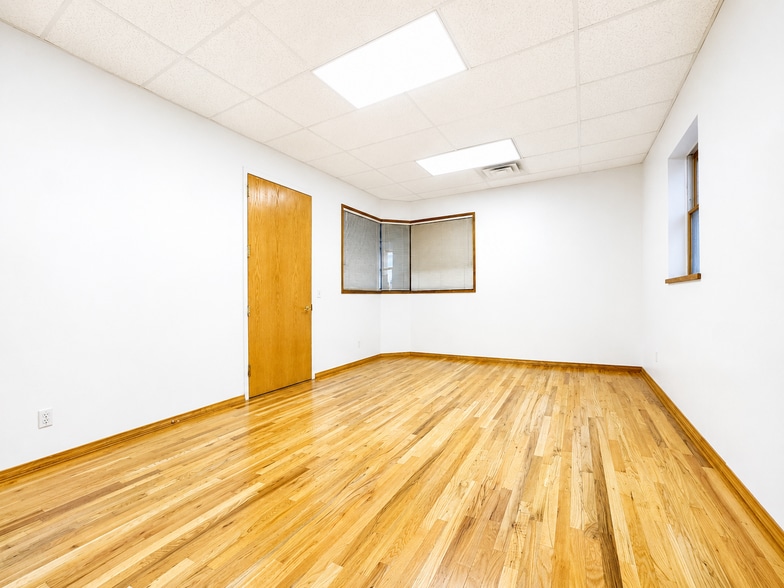 More Photos Of 637 Willis Ave, Williston Park Storefront Retail Office For Lease