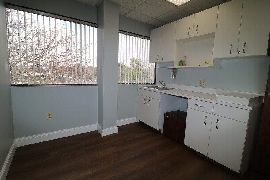 More Photos Of 401 Hamburg Turnpike, Wayne Medical For Sale