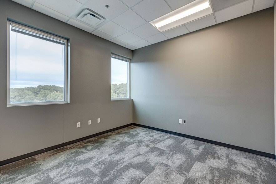 More Photos Of 6740 Rock Spring Rd, Wilmington Office For Lease