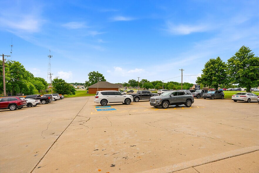 More Photos Of 1414 Arlington St, Ada Medical For Lease