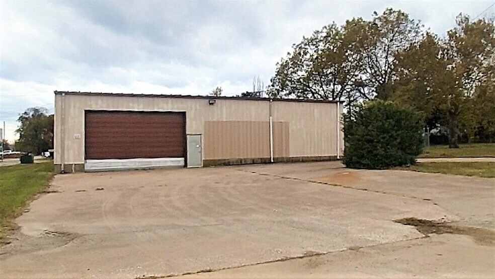 More Photos Of 131 E Sears St, Denison Warehouse For Lease