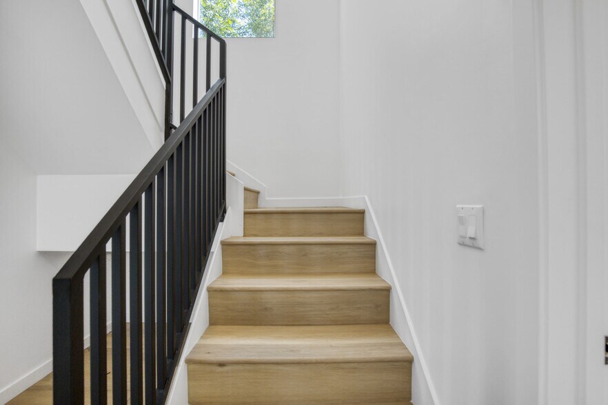 More Photos Of 10826 Hesby St, North Hollywood Apartments For Sale