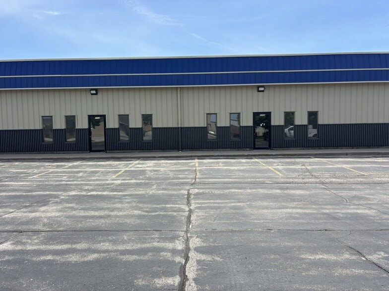 More Photos Of 1101-1119 Ashwaubenon St, Green Bay Service For Lease