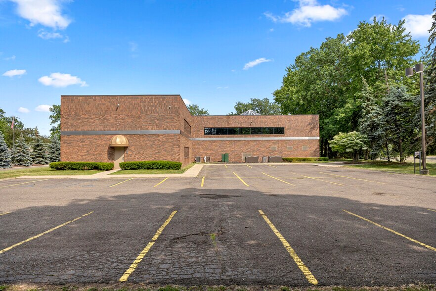 More Photos Of 15360 S Commerce Dr, Dearborn Office For Sale