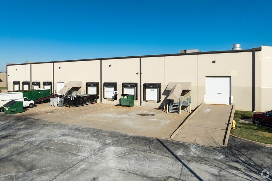 More Photos Of 1533-1537 Larkin Williams Rd, Fenton Warehouse For Lease