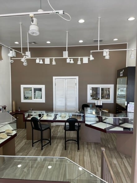 More Photos Of 21930-21932 Ventura Blvd, Woodland Hills Storefront For Lease