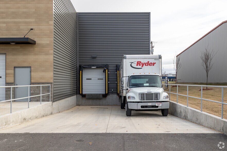 More Photos Of 288 Agnes dr, Springdale Warehouse For Lease