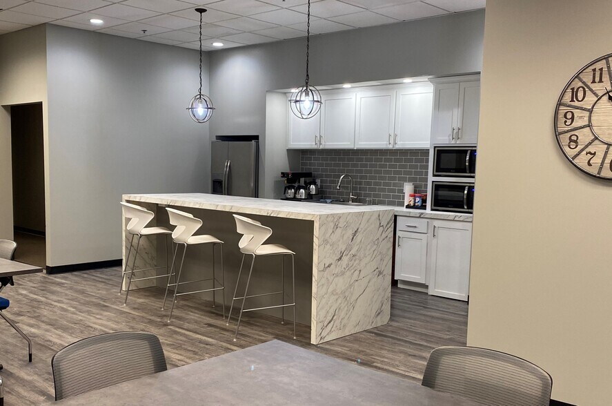 More Photos Of 3340-3350 NE Ralph Powell Rd, Lee's Summit Office For Sale