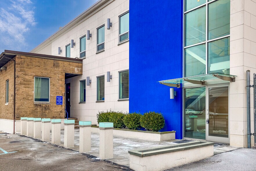 More Photos Of 305 Veterans Blvd, Carlstadt Warehouse For Lease
