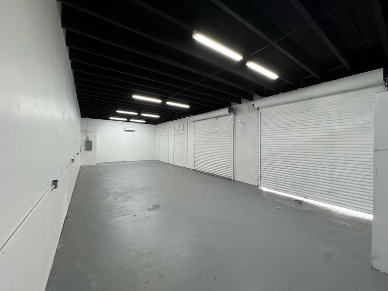 More Photos Of 611 NE 42nd St, Deerfield Beach Warehouse For Lease