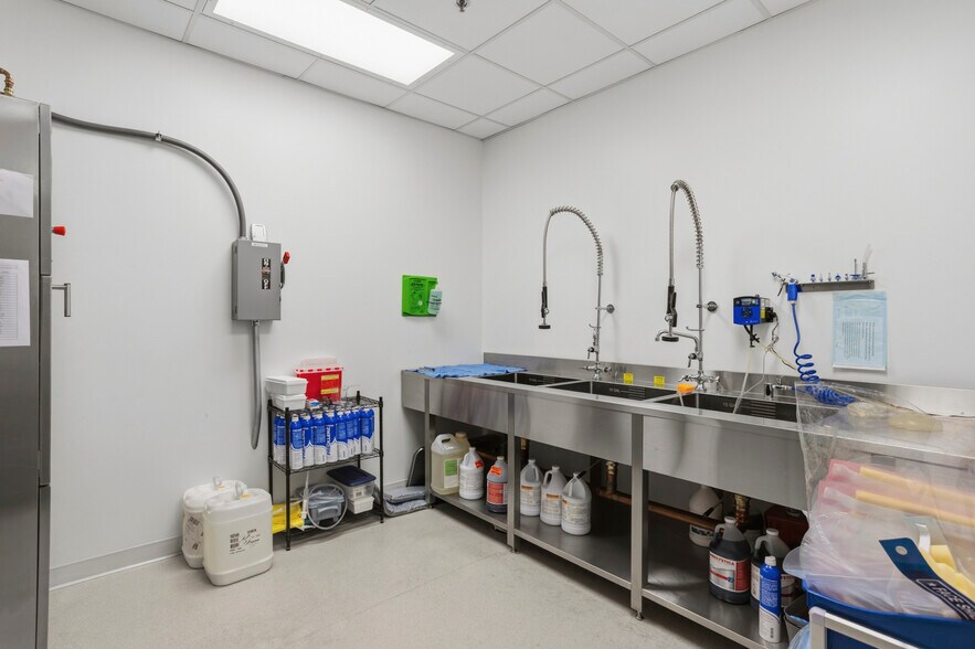 More Photos Of 160 Fountains Blvd, Madison Medical For Sale
