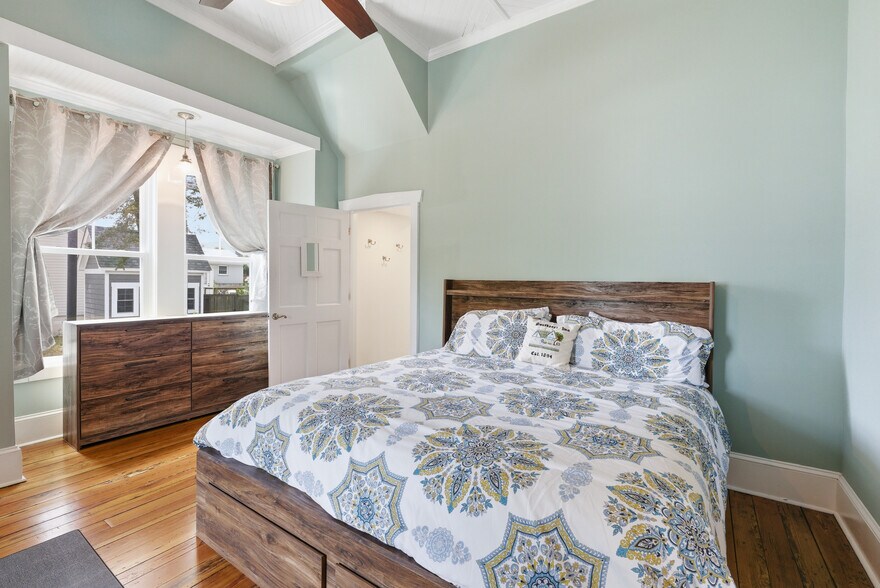 More Photos Of 119 N Davis St, Southport Hospitality For Sale