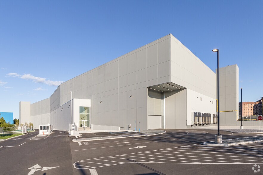 More Photos Of 28-10 Whitestone Expy, Flushing Warehouse For Lease