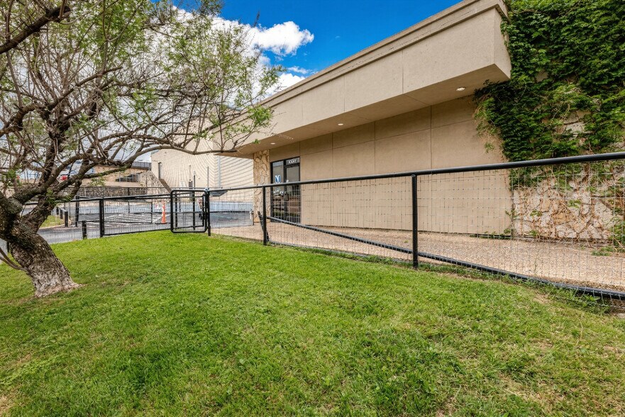 More Photos Of 5316 Woodway Dr, Fort Worth Office For Lease