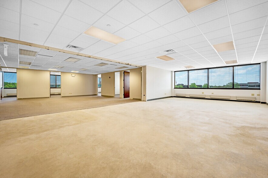 More Photos Of 915 Harger Rd, Oak Brook Office For Lease