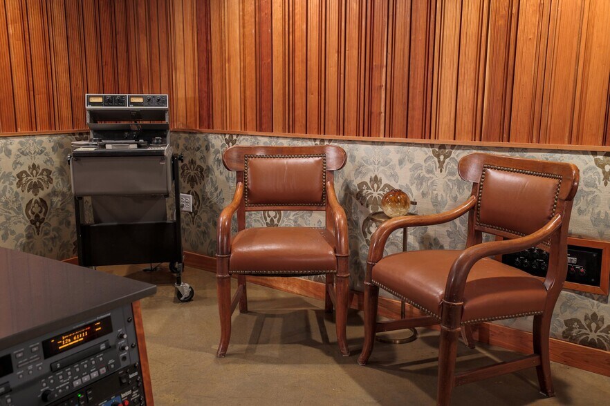 More Photos Of 2205 E 12th St, Austin Movie Radio TVStudio For Sale