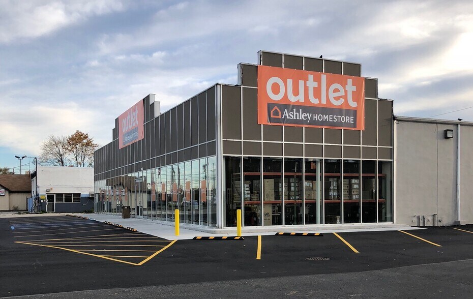 Primary Photo Of 1821 Broadhollow Rd, Farmingdale Freestanding For Lease